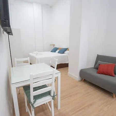 Estudio A Estrenar En San Bernardo Sevilha Exterior foto